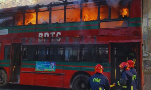 রাজধানীতে দিনদুপুরে বিআরটিসির দোতলা বাসে আগুন 