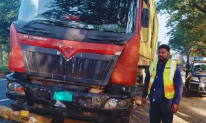 বেপরোয়া গতির লরির ধাক্কায় কর্ণফুলী গ্যাসলাইনের তিন শ্রমিক নিহত