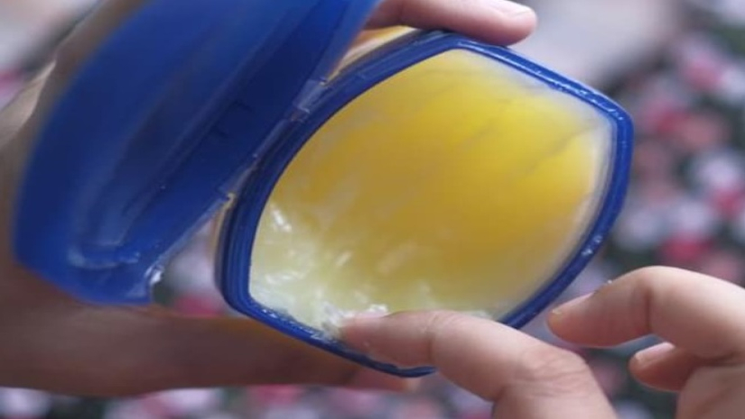 সহজে ব্যবহার করুন পেট্রোলিয়াম জেলি