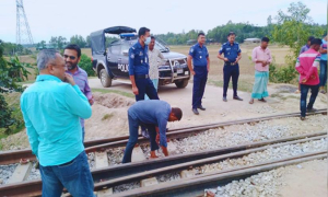 চালুর দ্বিতীয় দিনেই ঢাকা-কক্সবাজার রেলপথের নাটবল্টু খুলে নিয়েছে দুর্বৃত্তরা