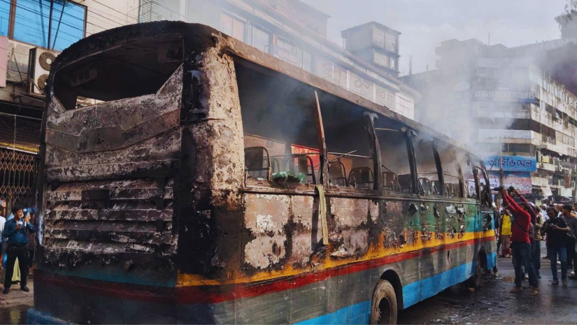 বাসে আগুন