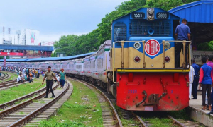 কুমিল্লায় ১ ঘণ্টা দেরিতে ছাড়ল ট্রেন, দায়িত্বে অবহেলায় গার্ড বরখাস্ত