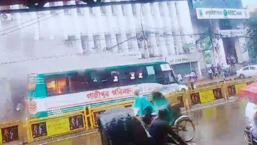 বাসে আগুন