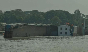 পাটুরিয়ায় ফেরিডুবি; যাত্রীদের বাঁচাও বাঁচাও আত্মচিৎকার!