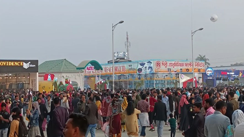 তীব্র শীত উপেক্ষা করে মেলায় ক্রেতা-দর্শনার্থীরা