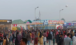 তীব্র শীত উপেক্ষা করে মেলায় ক্রেতা-দর্শনার্থীরা