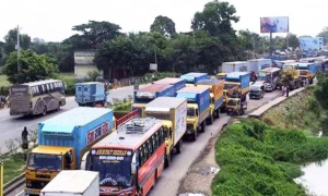 ঢাকা-টাঙ্গাইল মহাসড়কে দীর্ঘ যানজট; ভোগান্তিতে যাত্রীরা