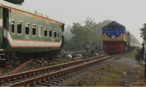 ১৫ ঘণ্টা পর ঢাকা-চট্টগ্রামে ট্রেন চলাচল শুরু