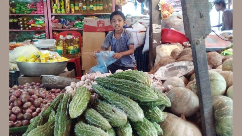 এক শিশু দোকানদারিতে ব্যস্ত