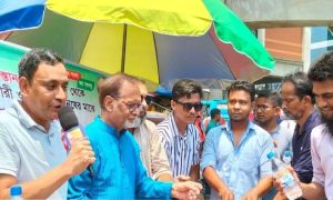 মুক্তিযোদ্ধা সন্তান লীগের পক্ষ থেকে পথচারীদের মাঝে পানি ও স্যালাইন বিতরণ 