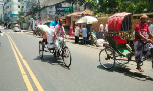 তীব্র গরমে বিপর্যস্ত জনজীবন; দিশেহারা খেটে খাওয়া মানুষ