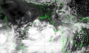 ১০ ফুট জলোচ্ছ্বাসের সম্ভাবনা; সমুদ্রবন্দরে ৩ নম্বর সতর্ক সংকেত