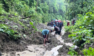 খাগড়াছড়িতে পাহাড়ধস, যান চলাচল বিঘ্নিত