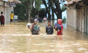 বন্যায় বিভিন্ন জেলায় ১০ লাখ পরিবার পানিবন্দি