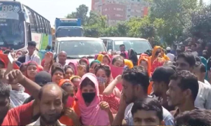 গাজীপুরে আবারও সড়ক অবরোধ করে শ্রমিকদের বিক্ষোভ