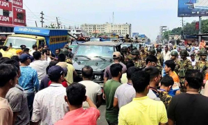 এবার ২৫ হাজার টাকা বেতনের দাবিতে শ্রমিকদের অবরোধ ও বিক্ষোভ