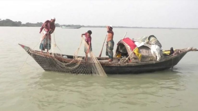 আজ রাত থেকে ২২ দিন ইলিশসহ সব ধরণের মাছ ধরা নিষিদ্ধ