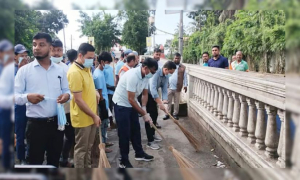 নিজেই রাস্তা ঝাড়ু দিলেন ডিসি