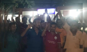 চাঁদা না দেওয়ায় মারধর, মধ্যরাতে থানার সামনে বিক্ষোভ