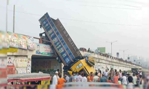 ফ্লাইওভারের রেলিং ভেঙে নিচে ট্রাক, মৃত্যু ১