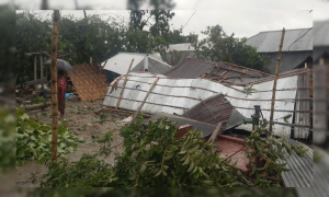 হঠাৎ ঝড়, লণ্ডভণ্ড শতাধিক বাড়ি